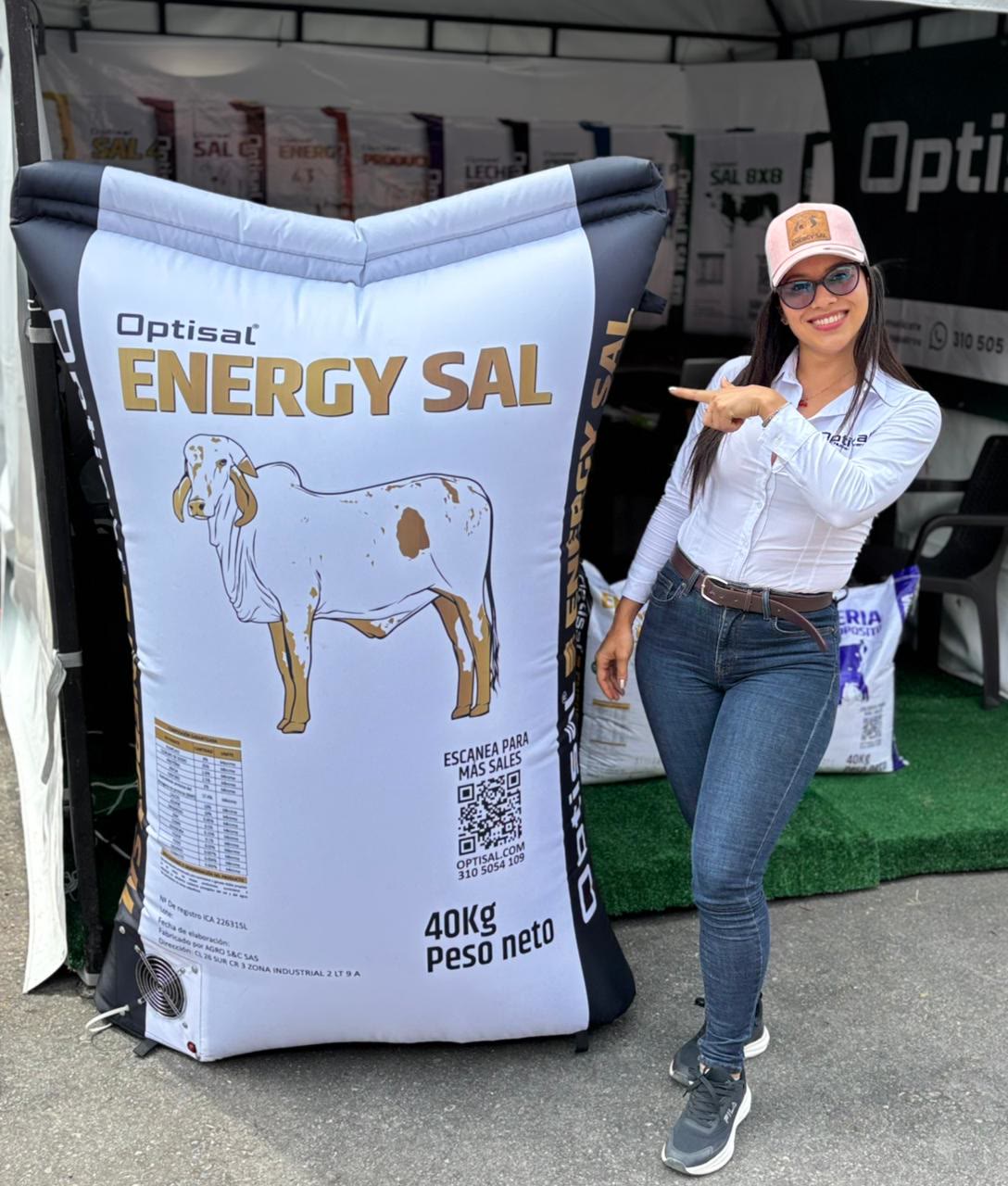 Stand de Optisal con la línea Energy Sal en feria ganadera